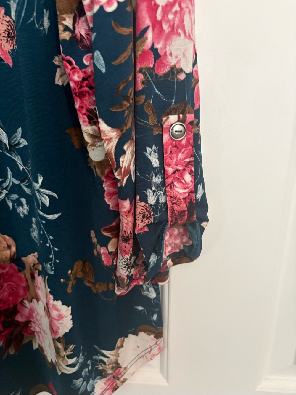 Dear Scarlett Lush Floral V-Neck Women’s Top - Teal with Pink Floral Sz L - Picture 6 of 8